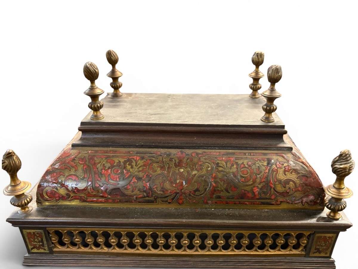 19th-century religious pendule in Boulle marquetry. Boulle marquetry cabinet by Gérard of Liège, from the Napoleonic period, in the Louis XIV Regency style. Beautiful cabinet design; the front features a door flanked by two Boulle pilasters 