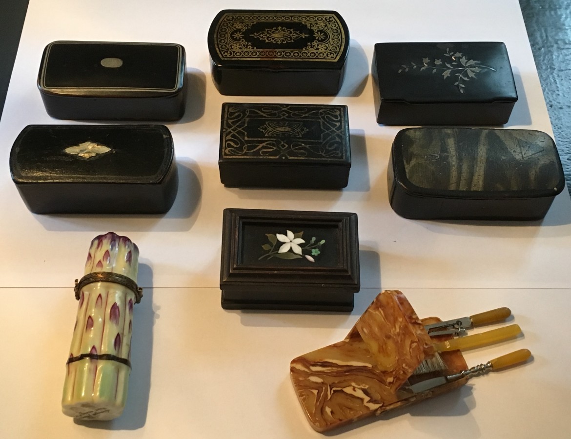 A Collection Of 8 Small Snuffboxes 19thc Made Of Wood Porcelain