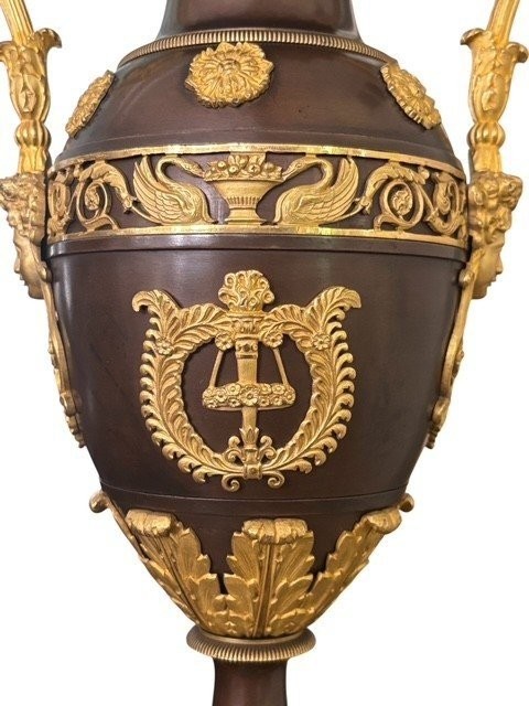 A pair of large Empire gilt bronze / patinated cassolettes from the 19th century. Elegant and rare pair of Empire gilt bronze and patinated cassolettes / vases with lids, early 19th century. Dimensions: Height: 52.5 cm Diameter: 18 cm