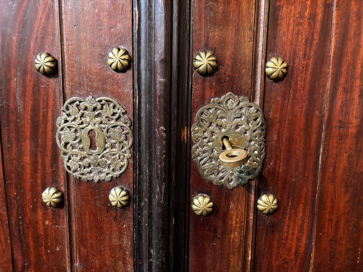 Colonial 4-door cabinet with 18th century bronze fittings Special piece of furniture from the Dutch Indies in tropical wood and ebony with 4 doors and beautiful bronze fittings. It stands on large carved feet. The cabinet can be dismantled.