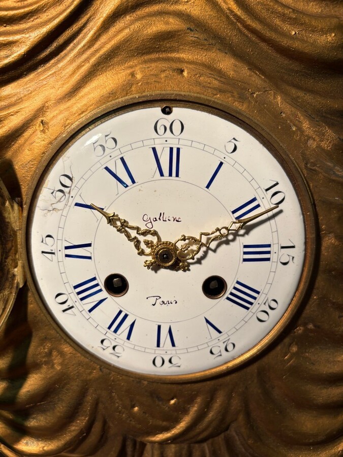 Elegant 19th-century gilt wooden eagle clock with drapery Decorative clock in gilt wood and paste depicting an eagle carrying a large drapery that falls to the left and right of the dial. In normal condition with a few small flaws on the wood.