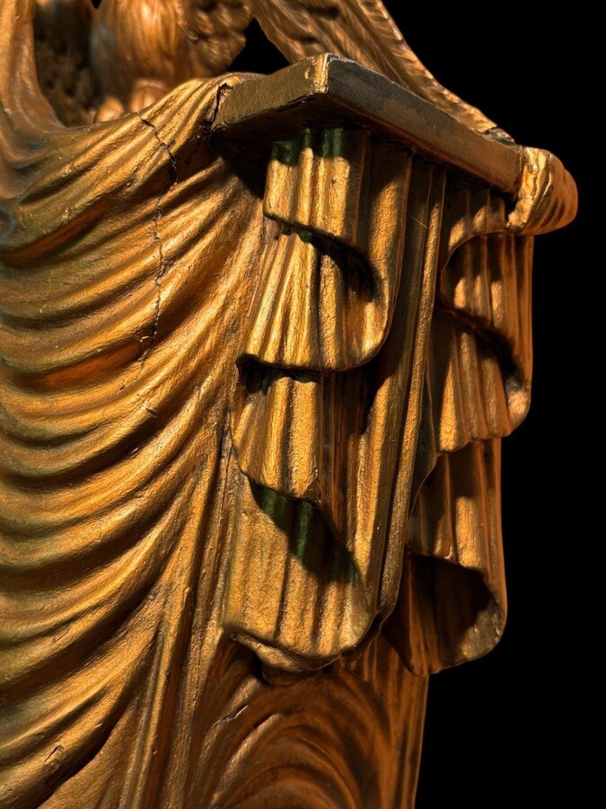 Elegant 19th-century gilt wooden eagle clock with drapery Decorative clock in gilt wood and paste depicting an eagle carrying a large drapery that falls to the left and right of the dial. In normal condition with a few small flaws on the wood.