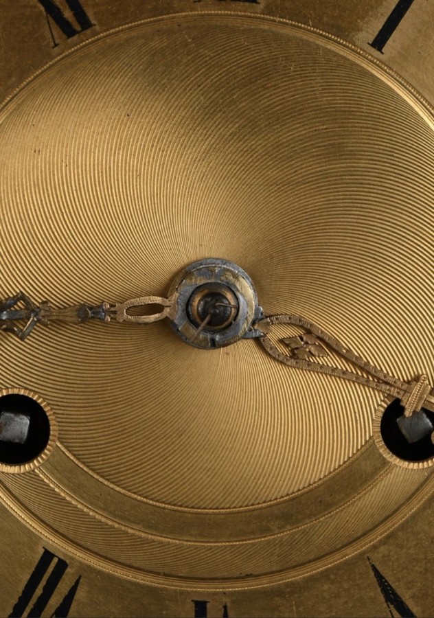 Large Empire-style portico clock (64.5 cm), 19thC. Large clock featuring two marble columns adorned with two caryatids, rosettes, drapery, decorative motifs, two patinated and gilded sphinxes, and an eagle at the top. Sun dial and key included
