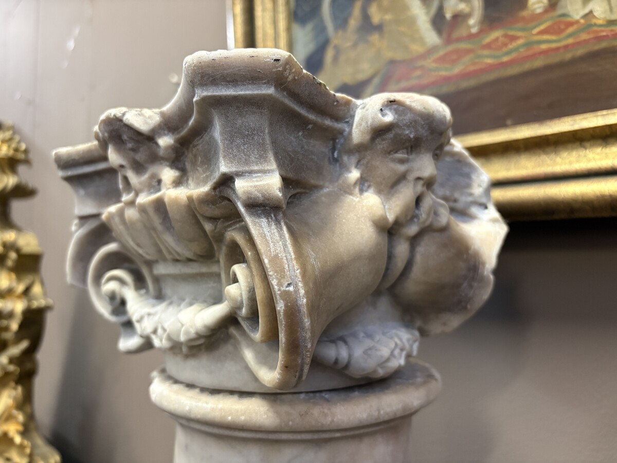 17th-century Renaissance marble fireplace. Beautiful columns from a Renaissance-era fireplace, in the Flemish style, dating from around 1600. Two white marble columns with Corinthian capitals, adorned with mythological figures