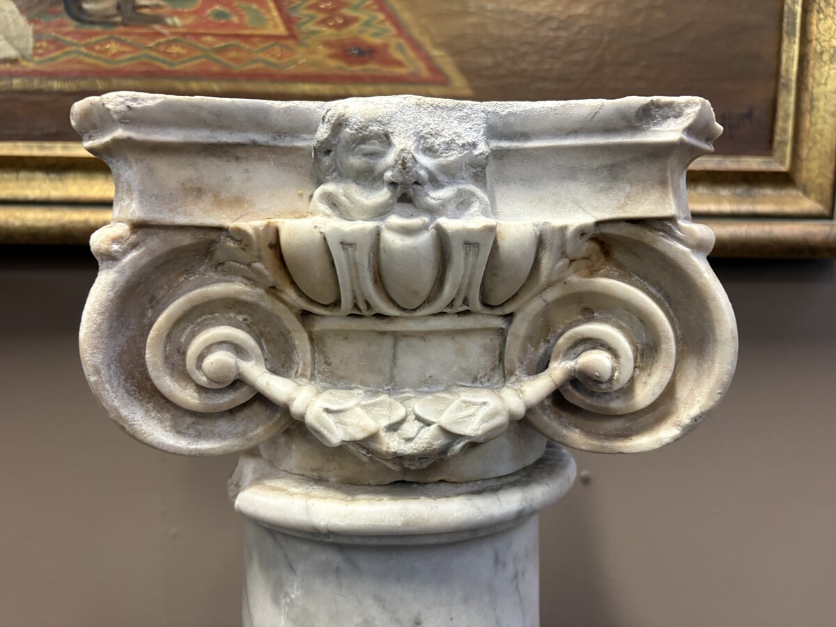 17th-century Renaissance marble fireplace. Beautiful columns from a Renaissance-era fireplace, in the Flemish style, dating from around 1600. Two white marble columns with Corinthian capitals, adorned with mythological figures