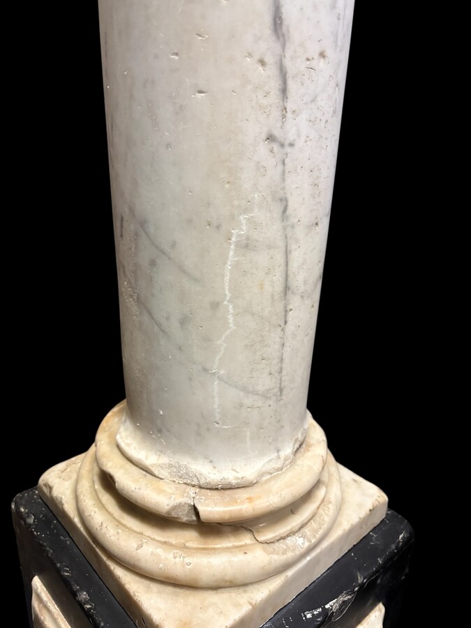 17th-century Renaissance marble fireplace. Beautiful columns from a Renaissance-era fireplace, in the Flemish style, dating from around 1600. Two white marble columns with Corinthian capitals, adorned with mythological figures