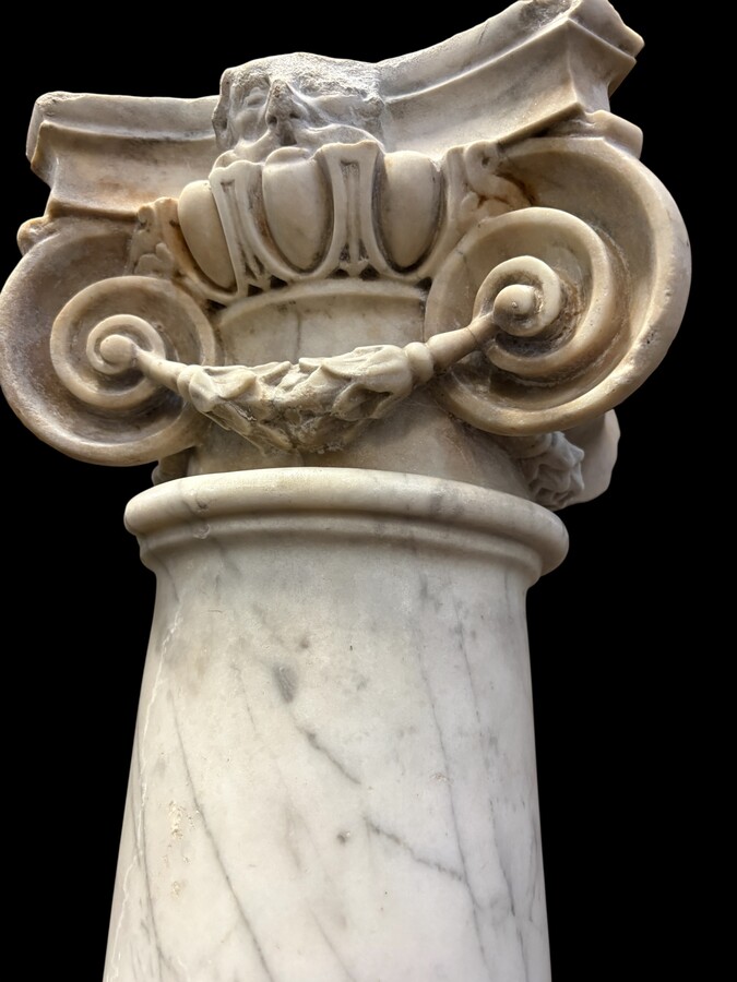 17th-century Renaissance marble fireplace. Beautiful columns from a Renaissance-era fireplace, in the Flemish style, dating from around 1600. Two white marble columns with Corinthian capitals, adorned with mythological figures