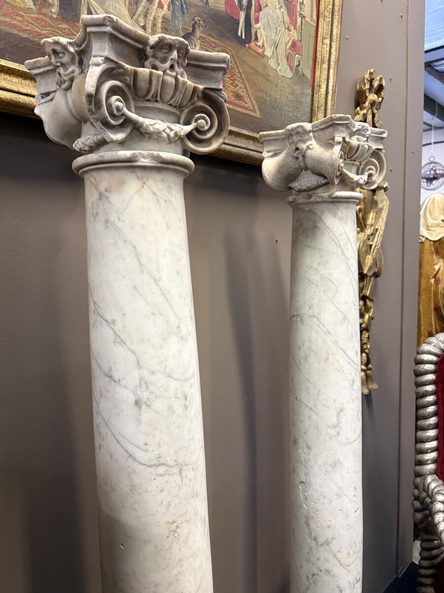 17th-century Renaissance marble fireplace. Beautiful columns from a Renaissance-era fireplace, in the Flemish style, dating from around 1600. Two white marble columns with Corinthian capitals, adorned with mythological figures