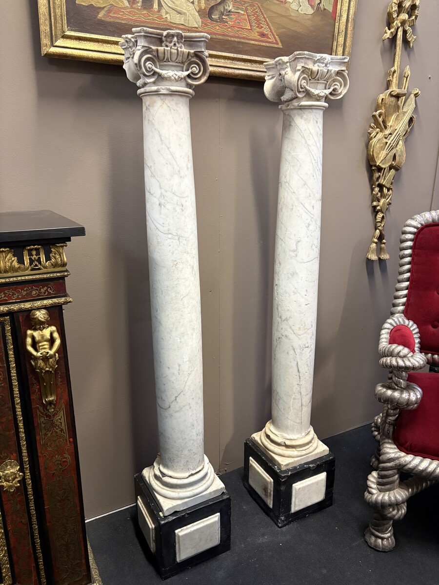 17th-century Renaissance marble fireplace. Beautiful columns from a Renaissance-era fireplace, in the Flemish style, dating from around 1600. Two white marble columns with Corinthian capitals, adorned with mythological figures