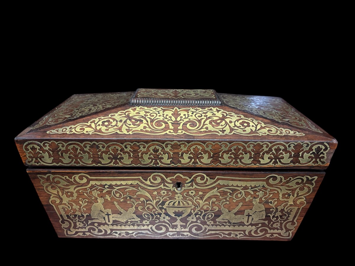 19th century Boulle marquetry tea caddy. Beautiful decorative tea caddy with fine Boulle marquetry decoration. Dimensions: Width: 38cm Height : 20cm Depth : 19,5 cm In very good condition, 19th century key missing