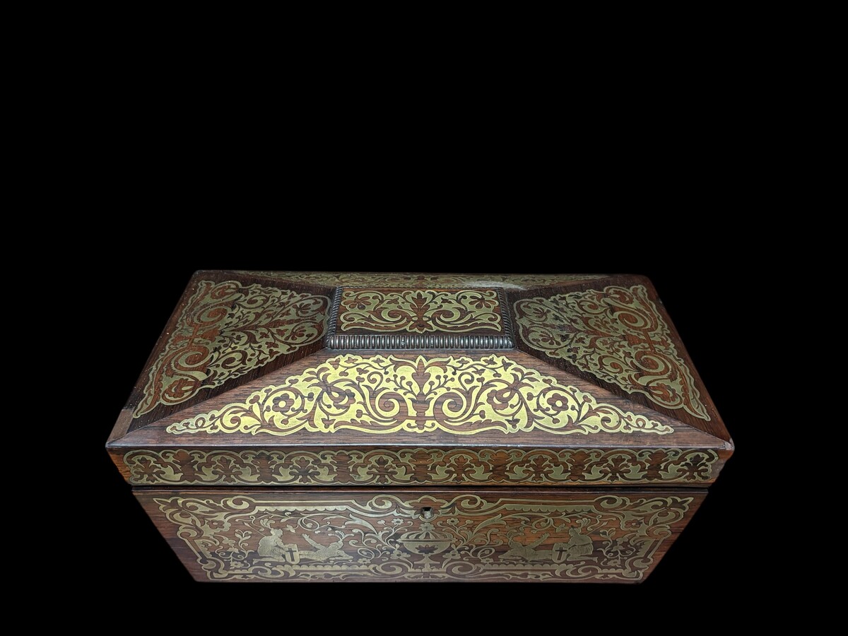 19th century Boulle marquetry tea caddy. Beautiful decorative tea caddy with fine Boulle marquetry decoration. Dimensions: Width: 38cm Height : 20cm Depth : 19,5 cm In very good condition, 19th century key missing