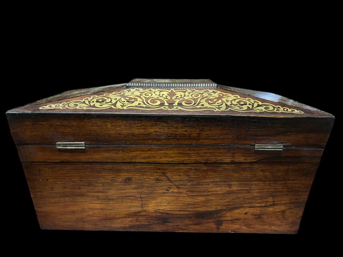 19th century Boulle marquetry tea caddy. Beautiful decorative tea caddy with fine Boulle marquetry decoration. Dimensions: Width: 38cm Height : 20cm Depth : 19,5 cm In very good condition, 19th century key missing