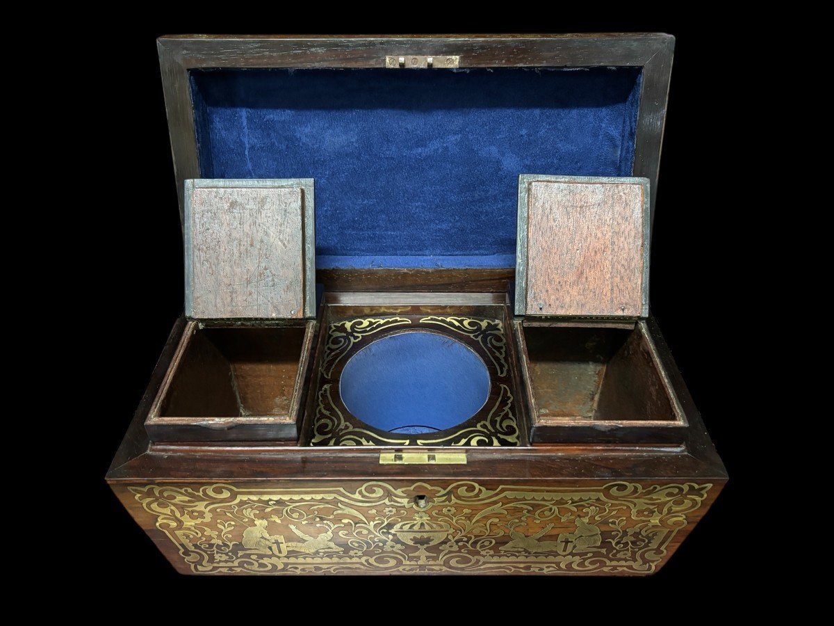 19th century Boulle marquetry tea caddy. Beautiful decorative tea caddy with fine Boulle marquetry decoration. Dimensions: Width: 38cm Height : 20cm Depth : 19,5 cm In very good condition, 19th century key missing
