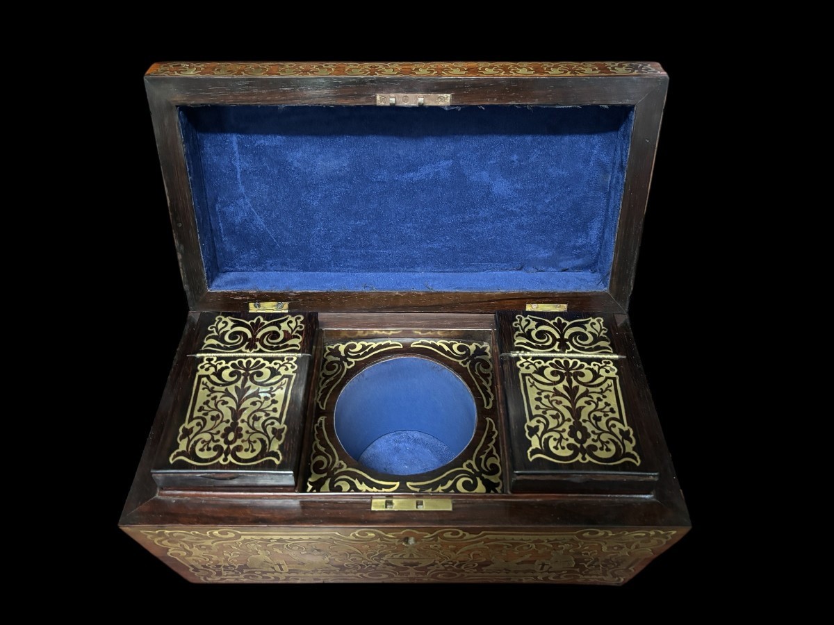 19th century Boulle marquetry tea caddy. Beautiful decorative tea caddy with fine Boulle marquetry decoration. Dimensions: Width: 38cm Height : 20cm Depth : 19,5 cm In very good condition, 19th century key missing
