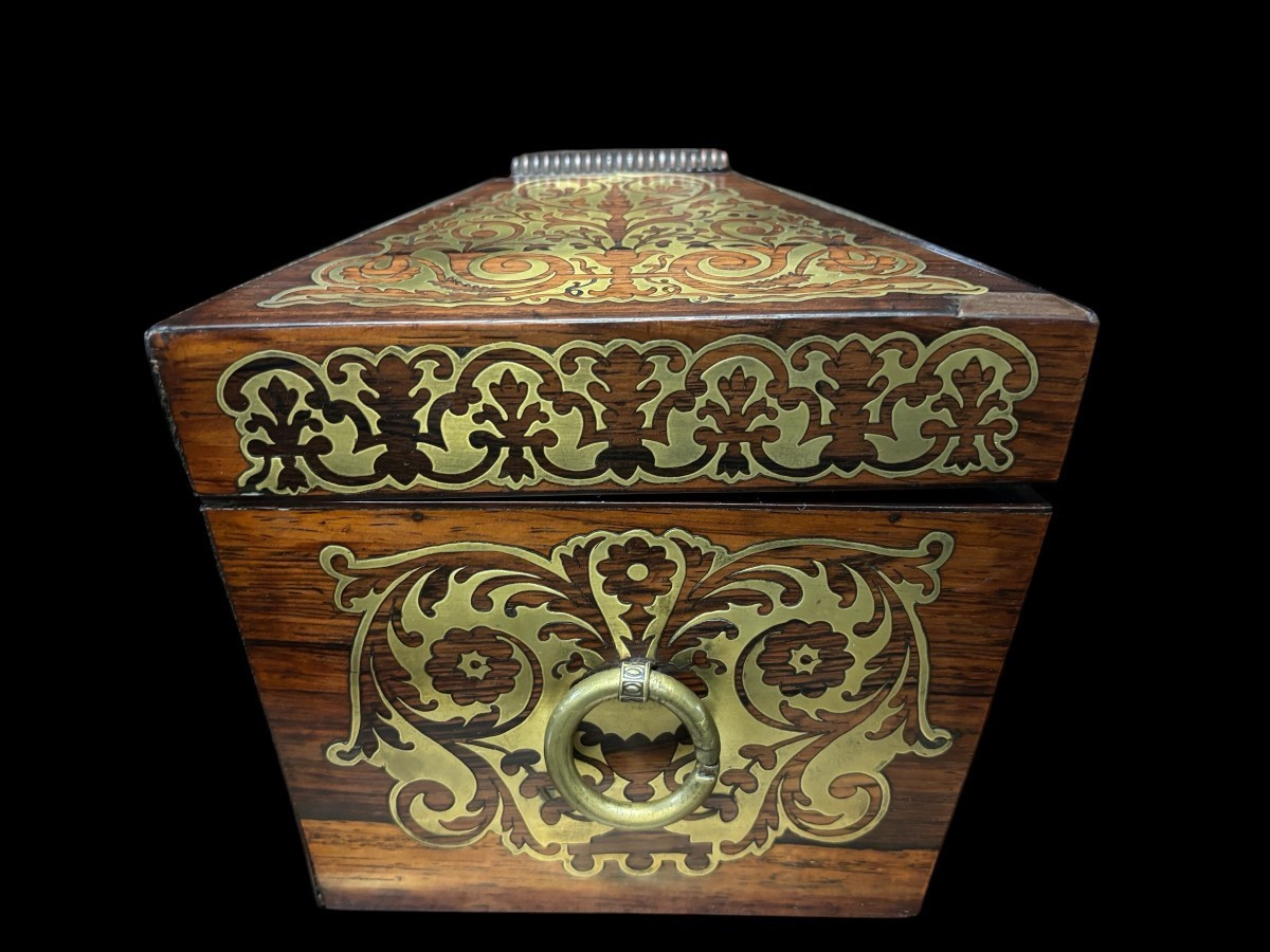19th century Boulle marquetry tea caddy. Beautiful decorative tea caddy with fine Boulle marquetry decoration. Dimensions: Width: 38cm Height : 20cm Depth : 19,5 cm In very good condition, 19th century key missing