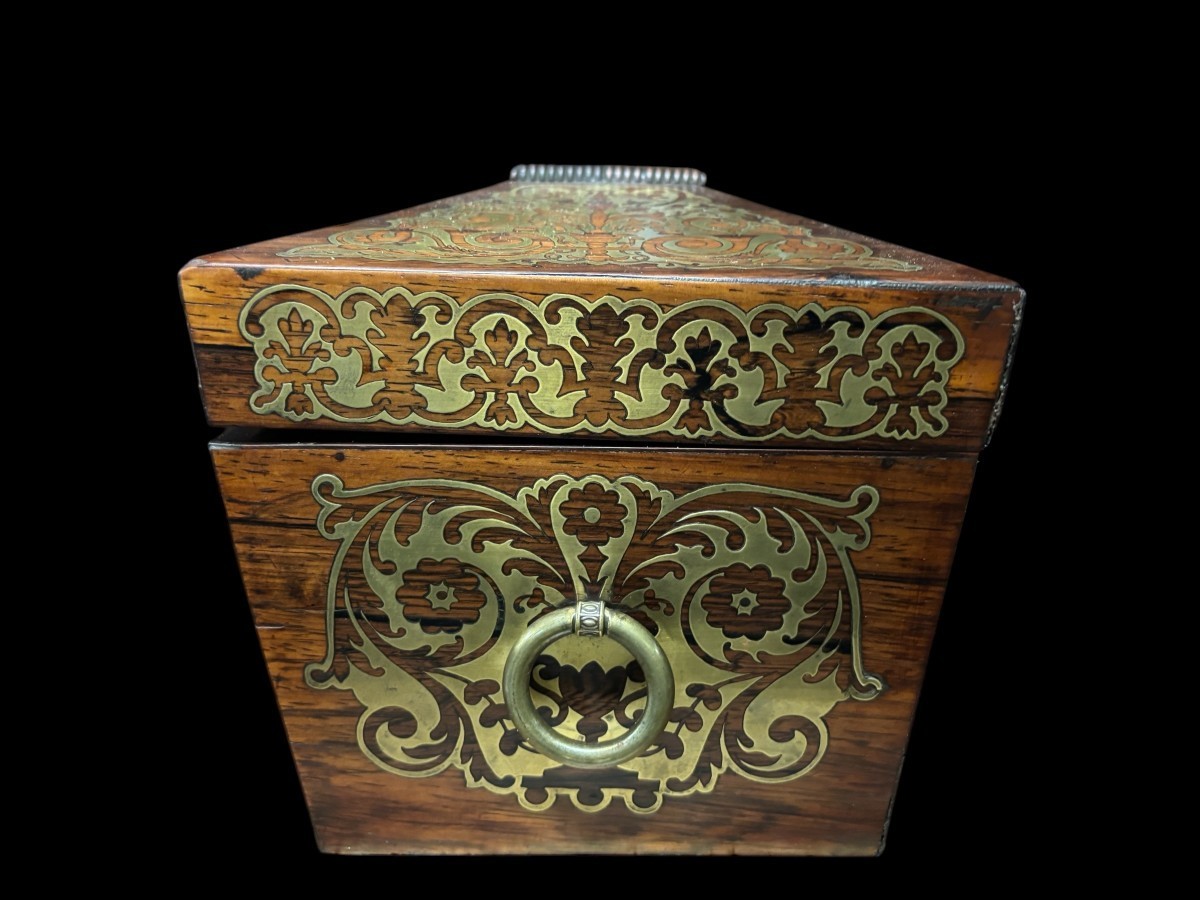 19th century Boulle marquetry tea caddy. Beautiful decorative tea caddy with fine Boulle marquetry decoration. Dimensions: Width: 38cm Height : 20cm Depth : 19,5 cm In very good condition, 19th century key missing