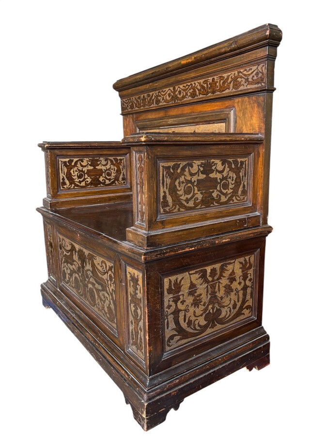 19th-century Italian walnut entrance bench Elegant Renaissance-style entrance bench, finely carved with representations of animals and mythological figures. The bench consists of two parts, is equipped with a flap and is in good condition.