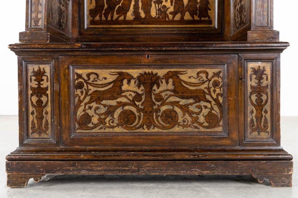 19th-century Italian walnut entrance bench Elegant Renaissance-style entrance bench, finely carved with representations of animals and mythological figures. The bench consists of two parts, is equipped with a flap and is in good condition.