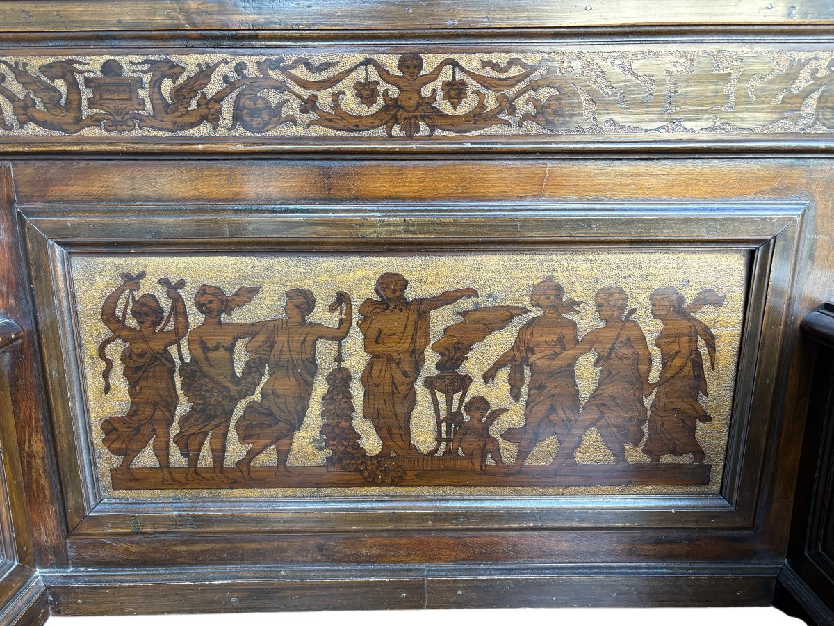 19th-century Italian walnut entrance bench Elegant Renaissance-style entrance bench, finely carved with representations of animals and mythological figures. The bench consists of two parts, is equipped with a flap and is in good condition.