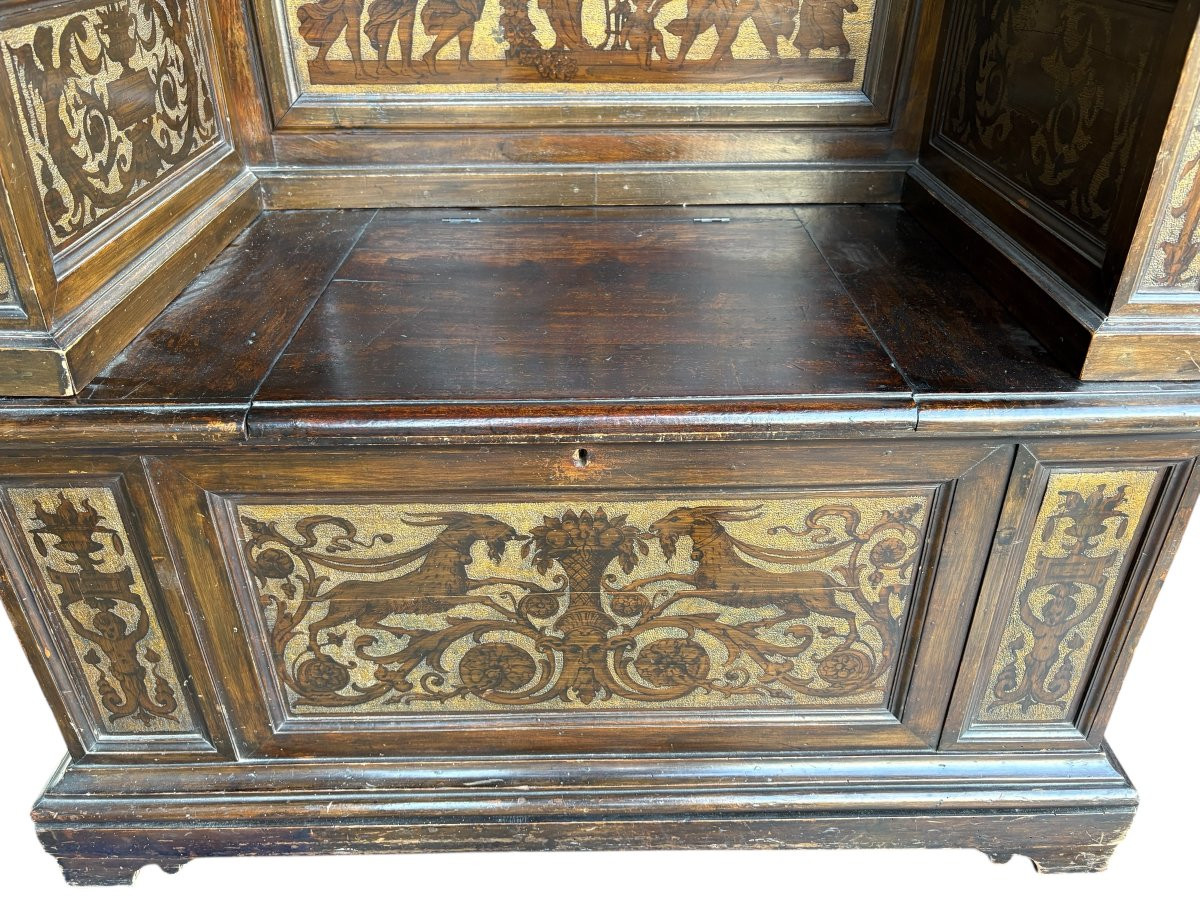 19th-century Italian walnut entrance bench Elegant Renaissance-style entrance bench, finely carved with representations of animals and mythological figures. The bench consists of two parts, is equipped with a flap and is in good condition.