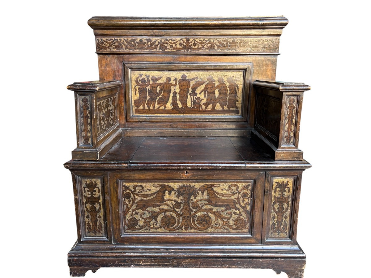 19th-century Italian walnut entrance bench Elegant Renaissance-style entrance bench, finely carved with representations of animals and mythological figures. The bench consists of two parts, is equipped with a flap and is in good condition.