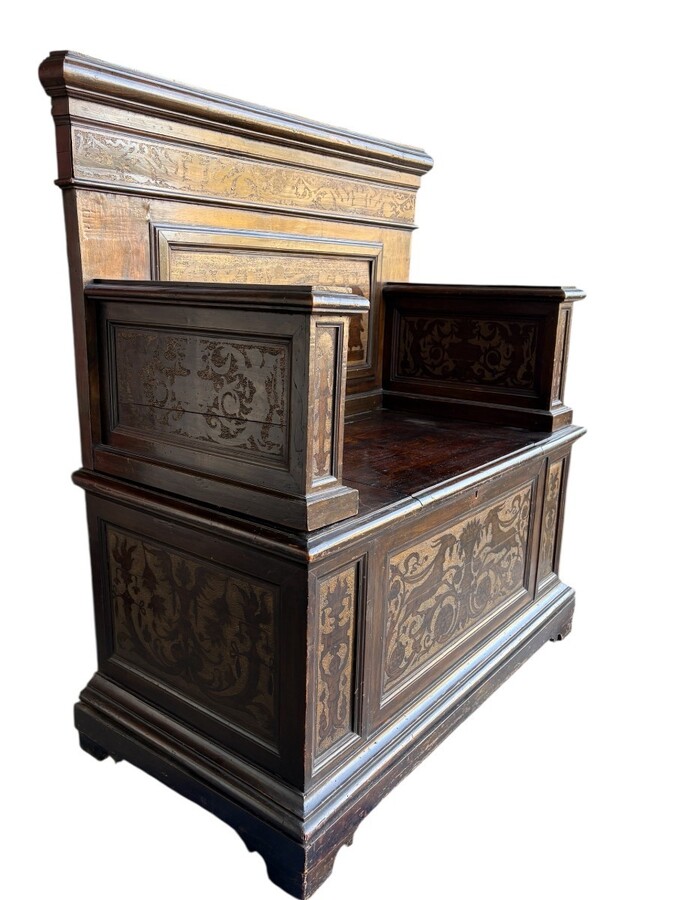 19th-century Italian walnut entrance bench Elegant Renaissance-style entrance bench, finely carved with representations of animals and mythological figures. The bench consists of two parts, is equipped with a flap and is in good condition.