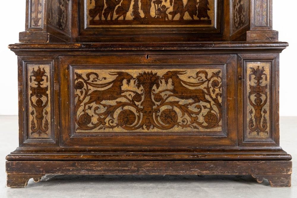 19th-century Italian walnut entrance bench Elegant Renaissance-style entrance bench, finely carved with representations of animals and mythological figures. The bench consists of two parts, is equipped with a flap and is in good condition.