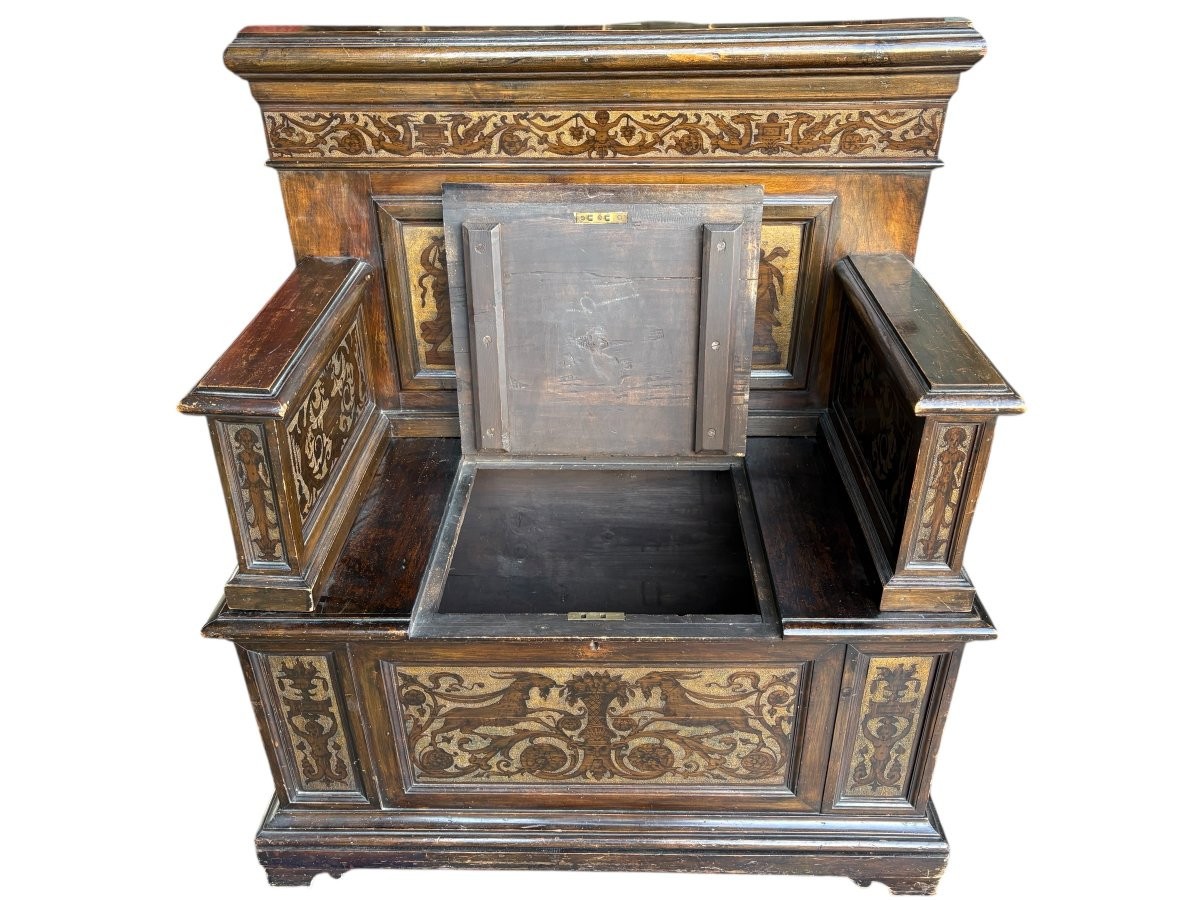 19th-century Italian walnut entrance bench Elegant Renaissance-style entrance bench, finely carved with representations of animals and mythological figures. The bench consists of two parts, is equipped with a flap and is in good condition.