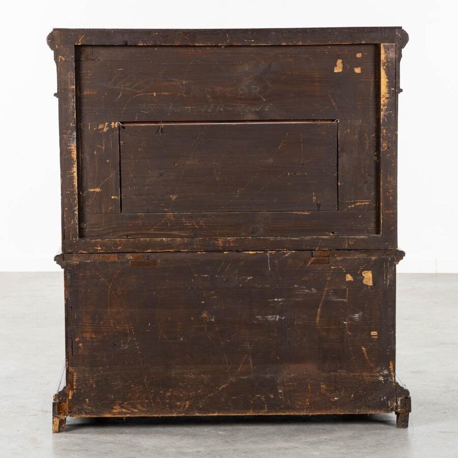 19th-century Italian walnut entrance bench Elegant Renaissance-style entrance bench, finely carved with representations of animals and mythological figures. The bench consists of two parts, is equipped with a flap and is in good condition.