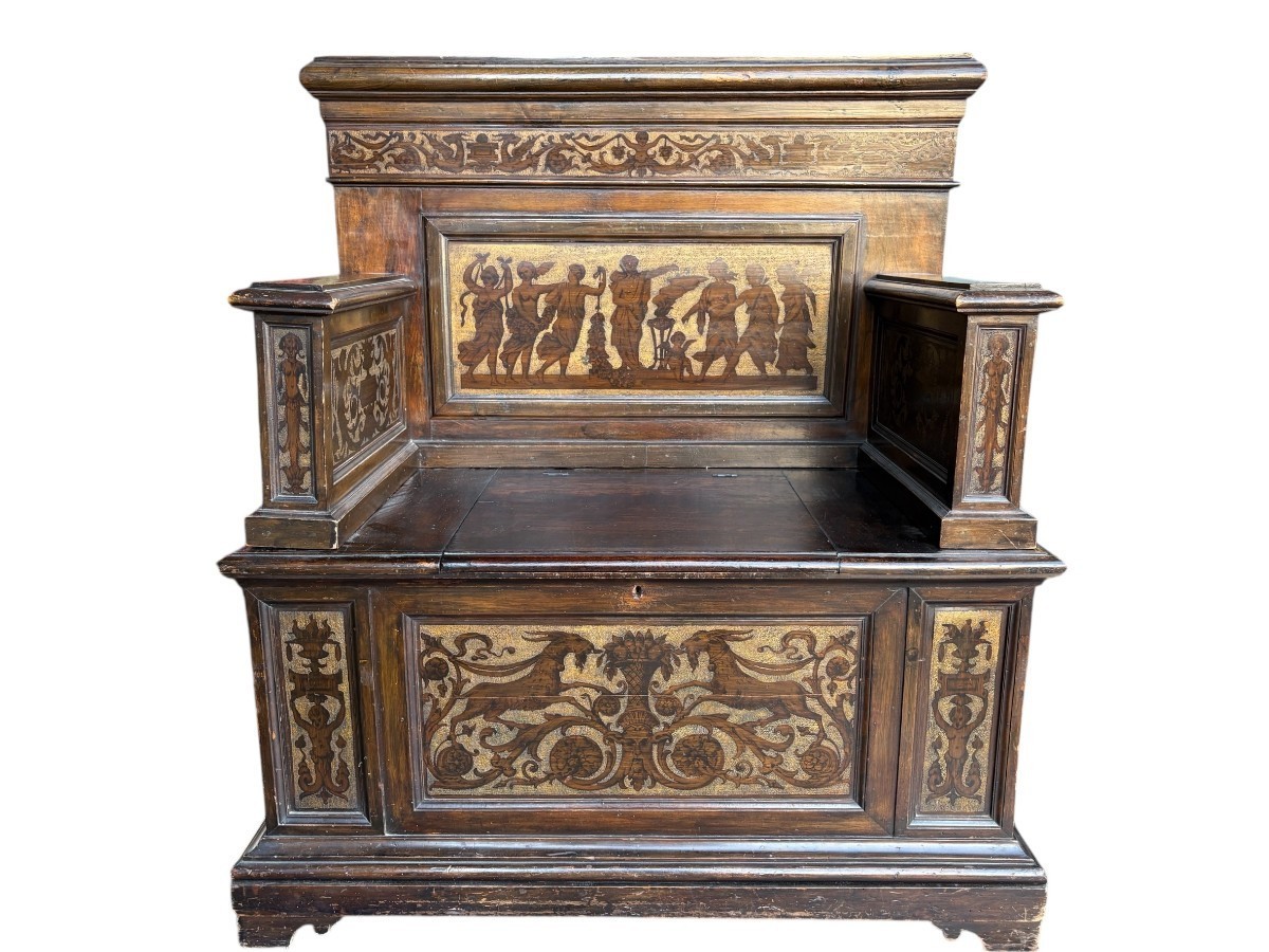 19th-century Italian walnut entrance bench Elegant Renaissance-style entrance bench, finely carved with representations of animals and mythological figures. The bench consists of two parts, is equipped with a flap and is in good condition.