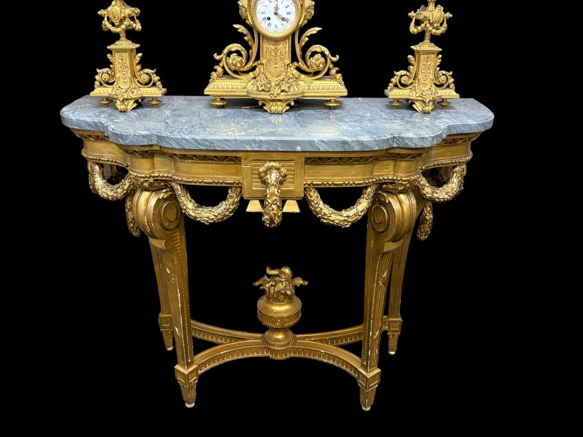 19th-century Louis XVI-style console table in gilded wood. The console features four legs decorated with garlands and a large vase at the base, topped with a superb 3 cm thick grey marble top. The console and marble top are in good condition
