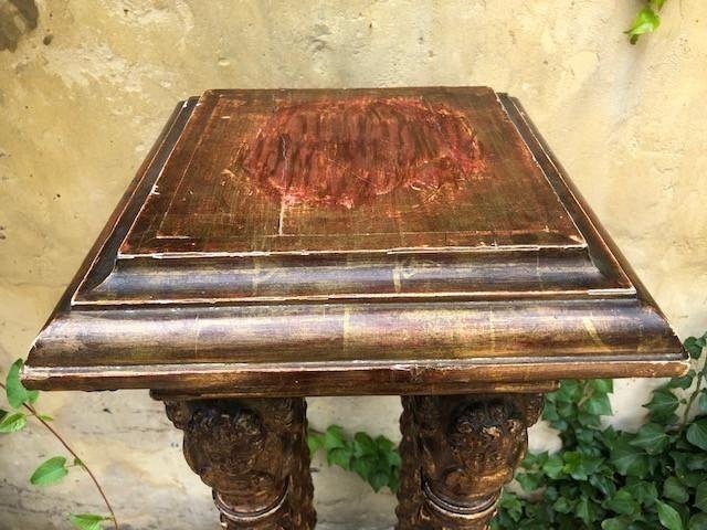 A gilded wooden pedestal with four columns 18th Century. Renaissance style with angel heads. In very good condition with following dimensions : Height : 127 cm Width above : 27 x 27 cm Foot : 38.5 x 39 cm