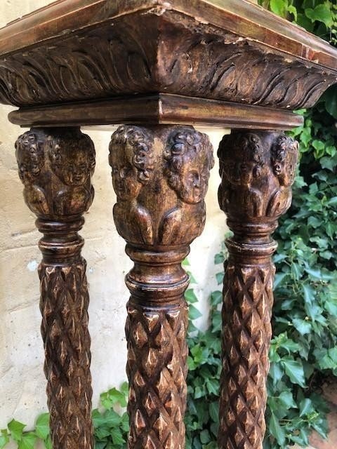 A gilded wooden pedestal with four columns 18th Century. Renaissance style with angel heads. In very good condition with following dimensions : Height : 127 cm Width above : 27 x 27 cm Foot : 38.5 x 39 cm
