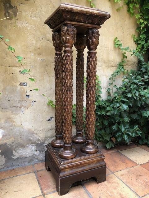 A gilded wooden pedestal with four columns 18th Century. Renaissance style with angel heads. In very good condition with following dimensions : Height : 127 cm Width above : 27 x 27 cm Foot : 38.5 x 39 cm