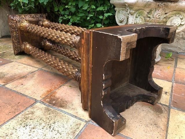A gilded wooden pedestal with four columns 18th Century. Renaissance style with angel heads. In very good condition with following dimensions : Height : 127 cm Width above : 27 x 27 cm Foot : 38.5 x 39 cm