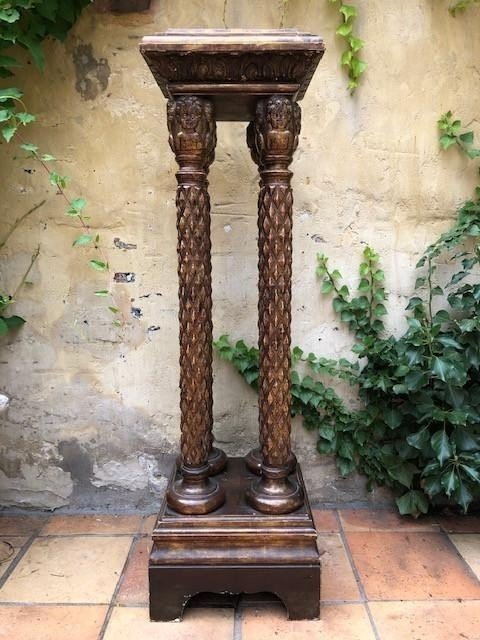 A gilded wooden pedestal with four columns 18th Century. Renaissance style with angel heads. In very good condition with following dimensions : Height : 127 cm Width above : 27 x 27 cm Foot : 38.5 x 39 cm