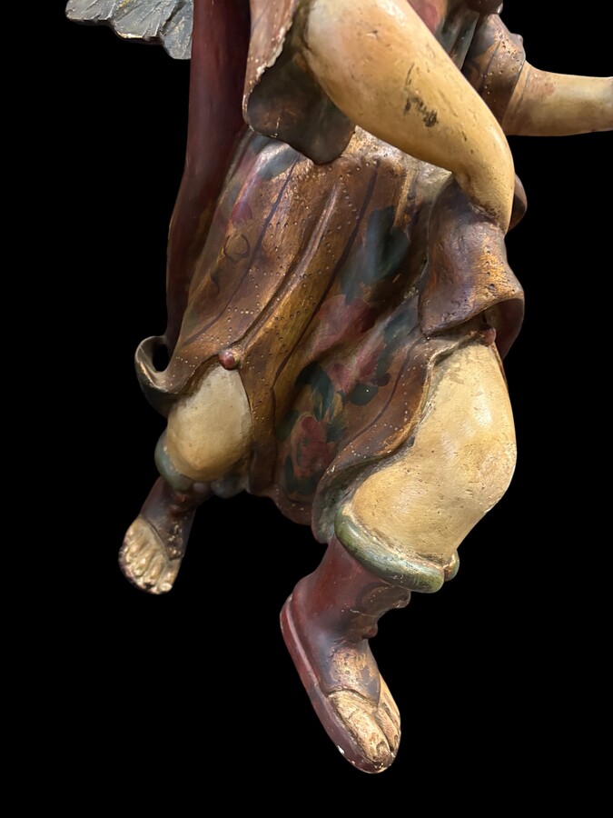 A lovely 18th-century polychrome wooden angel A decorative angel carved from wood and beautifully painted The angel is in good condition, with minor damage to the lower part of one wing. Dimensions: Height: 68 cm Width: 54 cm