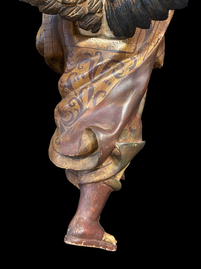 A lovely 18th-century polychrome wooden angel A decorative angel carved from wood and beautifully painted The angel is in good condition, with minor damage to the lower part of one wing. Dimensions: Height: 68 cm Width: 54 cm