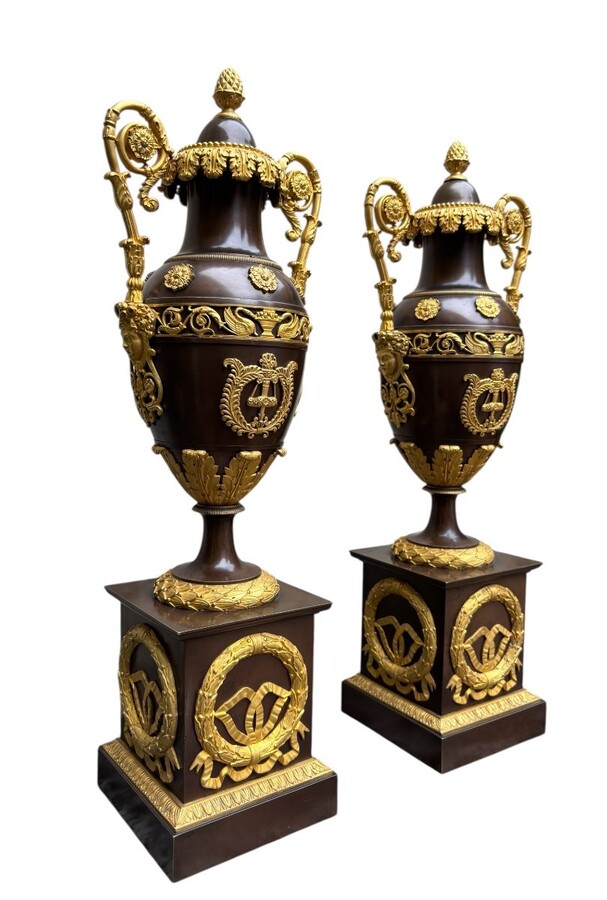 A pair of large Empire gilt bronze / patinated cassolettes from the 19th century. Elegant and rare pair of Empire gilt bronze and patinated cassolettes / vases with lids, early 19th century. Dimensions: Height: 52.5 cm Diameter: 18 cm