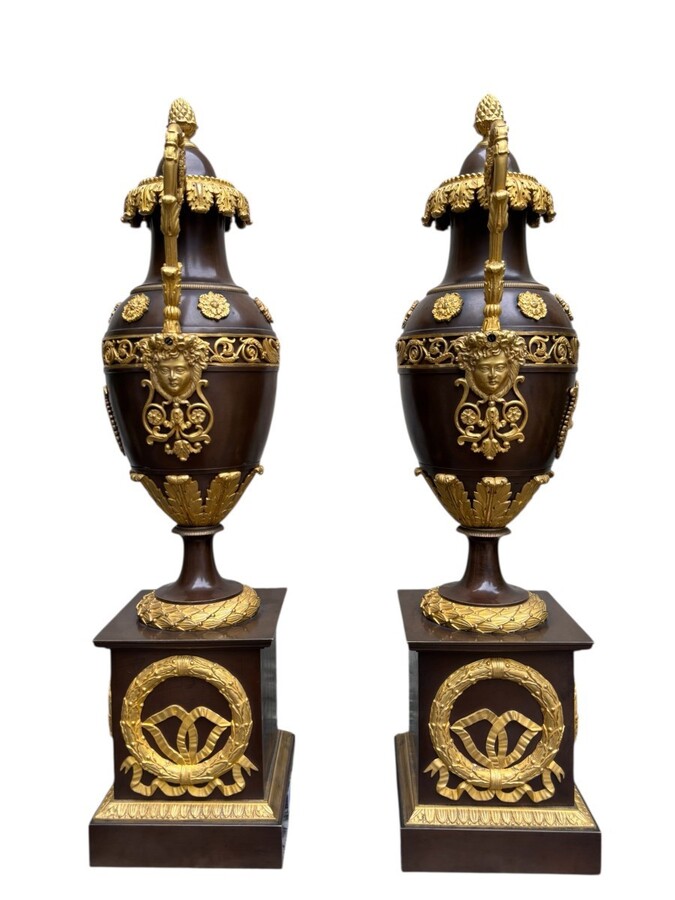 A pair of large Empire gilt bronze / patinated cassolettes from the 19th century. Elegant and rare pair of Empire gilt bronze and patinated cassolettes / vases with lids, early 19th century. Dimensions: Height: 52.5 cm Diameter: 18 cm