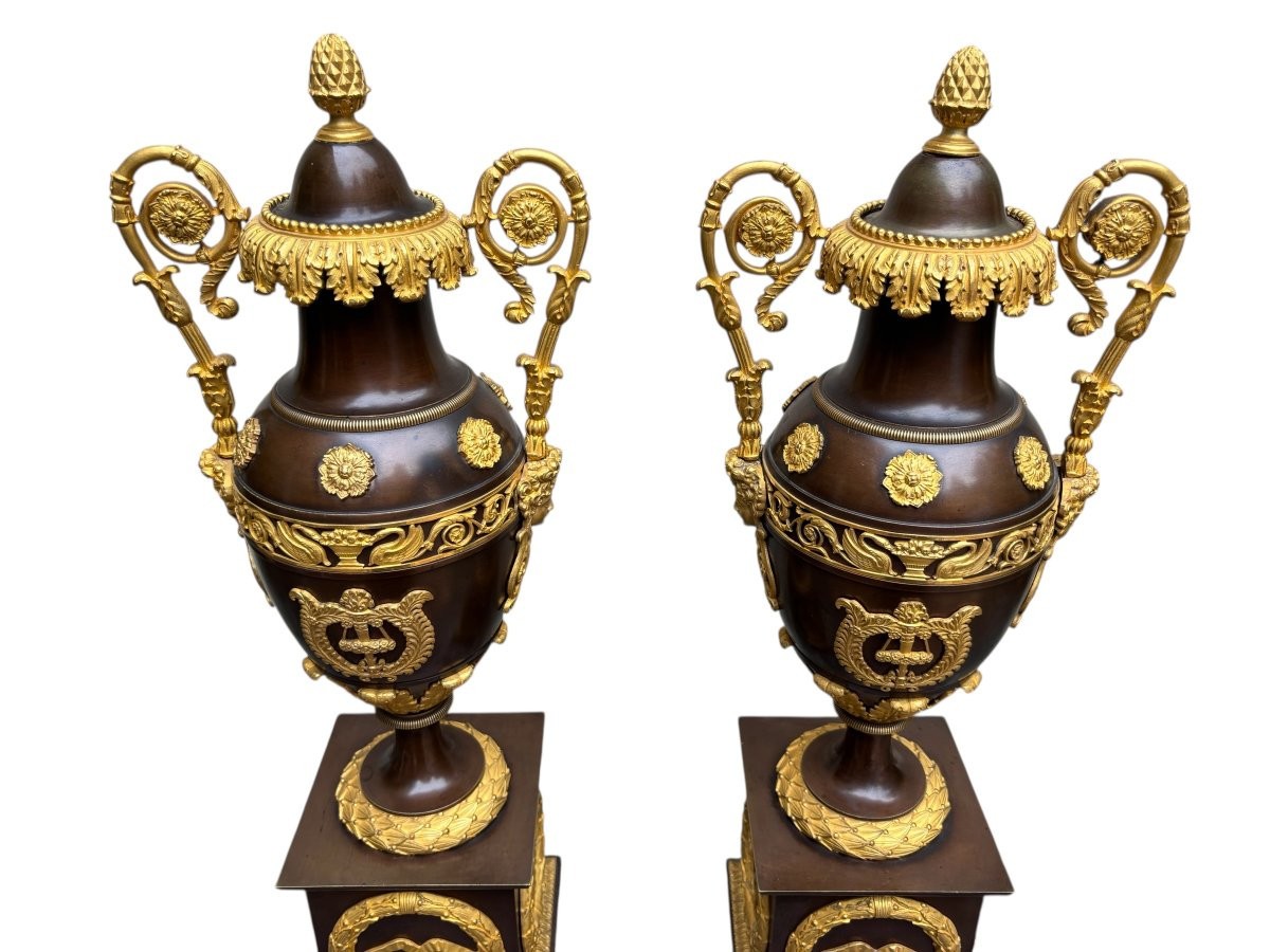A pair of large Empire gilt bronze / patinated cassolettes from the 19th century. Elegant and rare pair of Empire gilt bronze and patinated cassolettes / vases with lids, early 19th century. Dimensions: Height: 52.5 cm Diameter: 18 cm