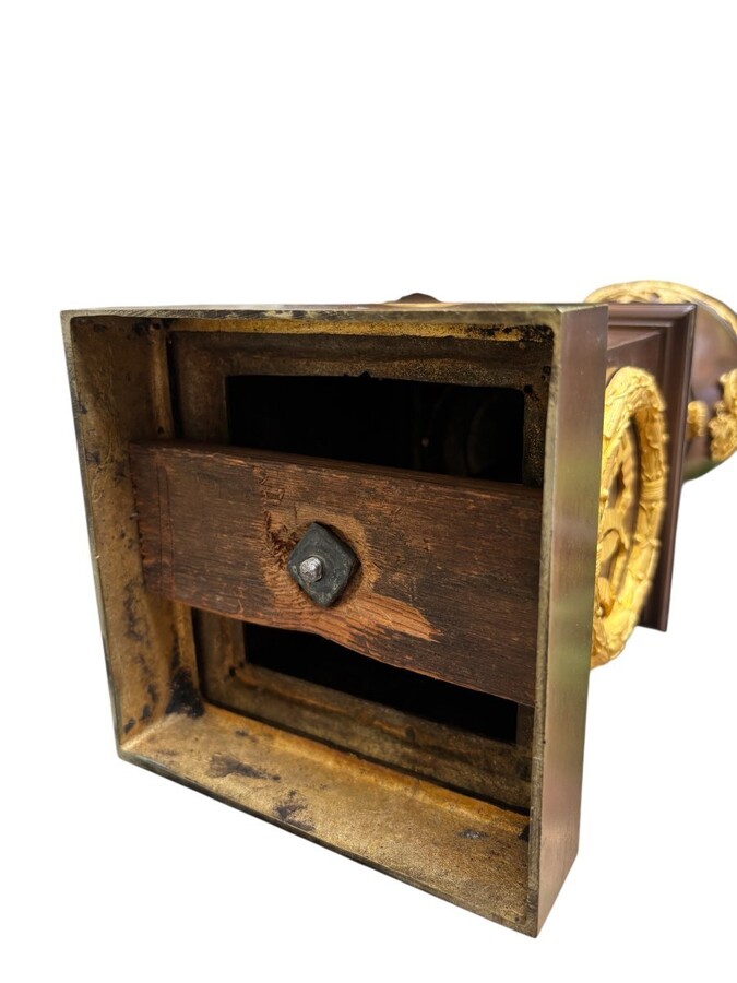 A pair of large Empire gilt bronze / patinated cassolettes from the 19th century. Elegant and rare pair of Empire gilt bronze and patinated cassolettes / vases with lids, early 19th century. Dimensions: Height: 52.5 cm Diameter: 18 cm