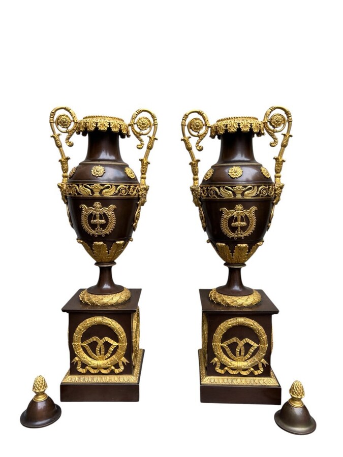 A pair of large Empire gilt bronze / patinated cassolettes from the 19th century. Elegant and rare pair of Empire gilt bronze and patinated cassolettes / vases with lids, early 19th century. Dimensions: Height: 52.5 cm Diameter: 18 cm