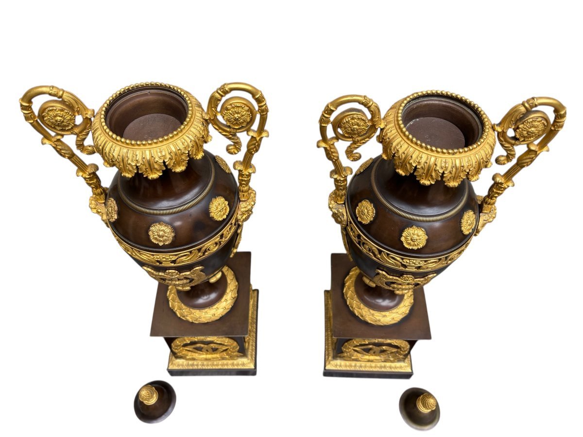 A pair of large Empire gilt bronze / patinated cassolettes from the 19th century. Elegant and rare pair of Empire gilt bronze and patinated cassolettes / vases with lids, early 19th century. Dimensions: Height: 52.5 cm Diameter: 18 cm