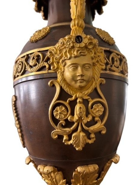 A pair of large Empire gilt bronze / patinated cassolettes from the 19th century. Elegant and rare pair of Empire gilt bronze and patinated cassolettes / vases with lids, early 19th century. Dimensions: Height: 52.5 cm Diameter: 18 cm