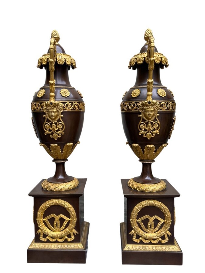 A pair of large Empire gilt bronze / patinated cassolettes from the 19th century. Elegant and rare pair of Empire gilt bronze and patinated cassolettes / vases with lids, early 19th century. Dimensions: Height: 52.5 cm Diameter: 18 cm