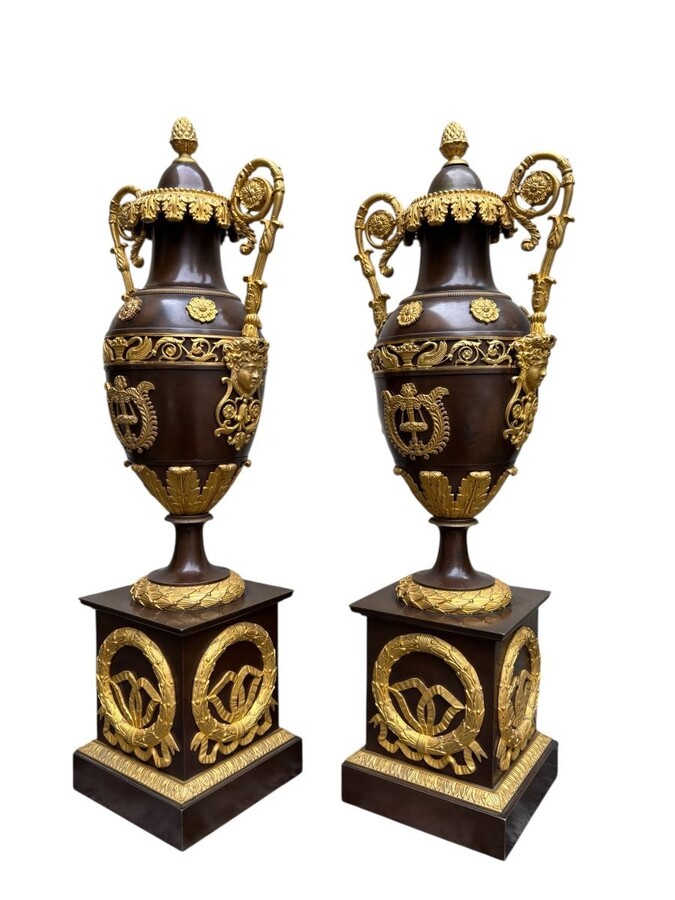 A pair of large Empire gilt bronze / patinated cassolettes from the 19th century. Elegant and rare pair of Empire gilt bronze and patinated cassolettes / vases with lids, early 19th century. Dimensions: Height: 52.5 cm Diameter: 18 cm