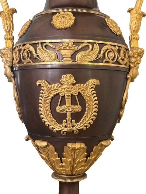 A pair of large Empire gilt bronze / patinated cassolettes from the 19th century. Elegant and rare pair of Empire gilt bronze and patinated cassolettes / vases with lids, early 19th century. Dimensions: Height: 52.5 cm Diameter: 18 cm