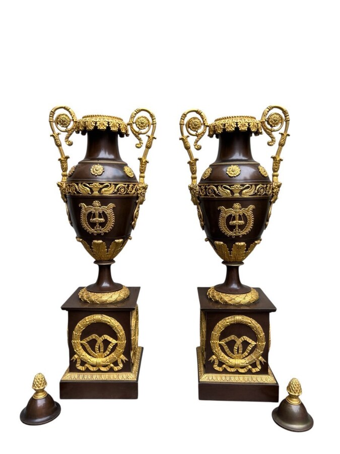 A pair of large Empire gilt bronze / patinated cassolettes from the 19th century. Elegant and rare pair of Empire gilt bronze and patinated cassolettes / vases with lids, early 19th century. Dimensions: Height: 52.5 cm Diameter: 18 cm