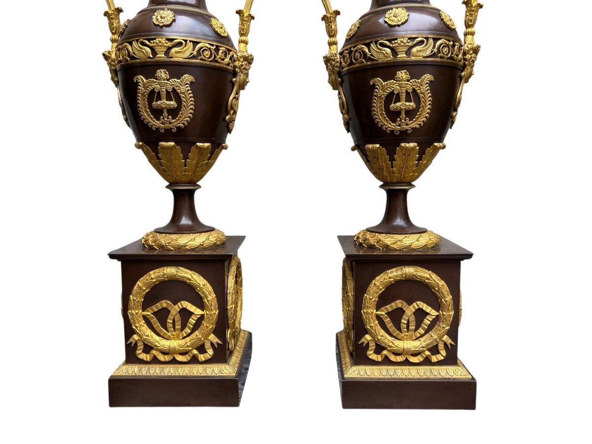 A pair of large Empire gilt bronze / patinated cassolettes from the 19th century. Elegant and rare pair of Empire gilt bronze and patinated cassolettes / vases with lids, early 19th century. Dimensions: Height: 52.5 cm Diameter: 18 cm